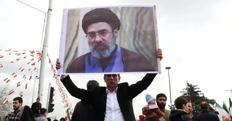 তেহরানে ইসলামী বিপ্লবের ৪৭তম বার্ষিকীতে এক ইরানি মোজতাবা খামেনির ছবি ধরে রয়েছেন